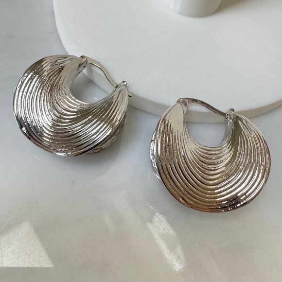 (NEW) Silver-Tone Metal Irregular Geometric Stripe U-Shaped Hoop Earrings - Picture 1 of 8